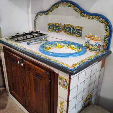 cucina-in-muratura-in-ceramica-di-caltagirone-decoro-ornato