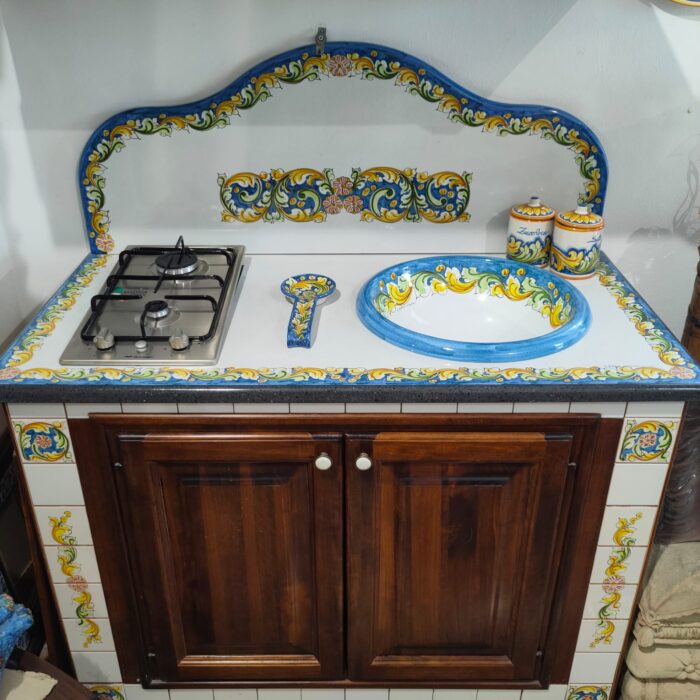 cucina-in-muratura-in-ceramica-di-caltagirone-decoro-ornato