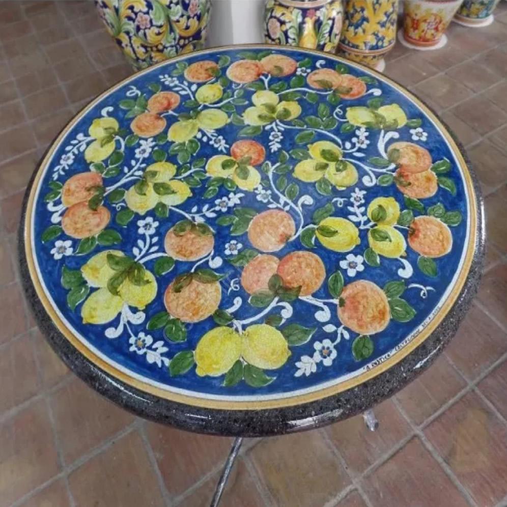 Tavolo in Pietra Lavica per terrazzo, decorato a mano