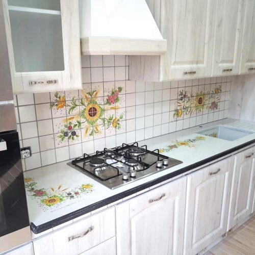 cucina-in-muratura-in-ceramica-di-caltagirone-decoro-fiori-frutta