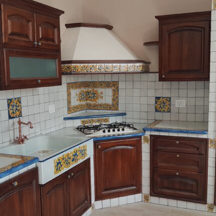 cucina-in-muratura-in-ceramica-di-caltagirone-decoro-ornato