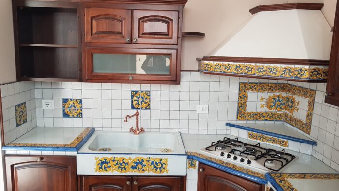 cucina-in-muratura-in-ceramica-di-caltagirone-decoro-ornato