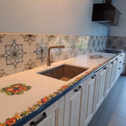 cucina-in-muratura-in-ceramica-di-caltagirone-decoro-ornato