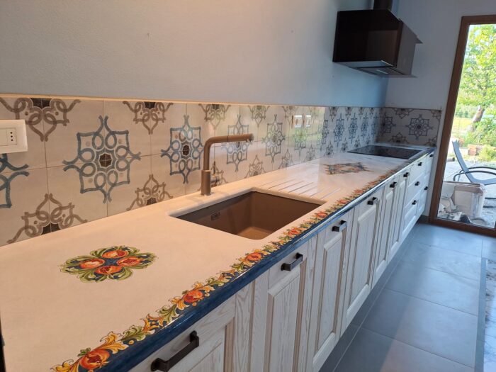 cucina-in-muratura-in-ceramica-di-caltagirone-decoro-ornato