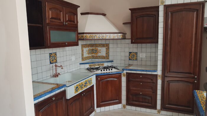 cucina-in-muratura-in-ceramica-di-caltagirone-decoro-ornato