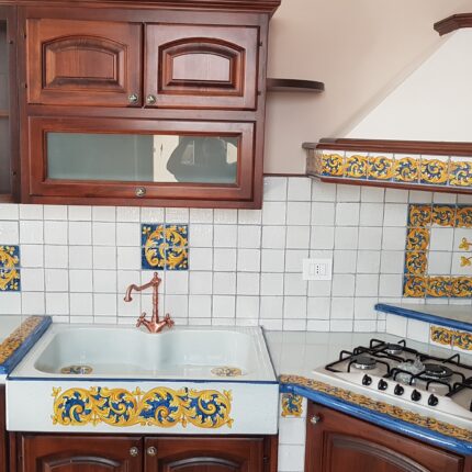 cucina-in-muratura-in-ceramica-di-caltagirone-decoro-ornato