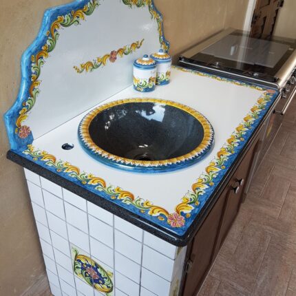 cucina-in-muratura-in-ceramica-di-caltagirone-decoro-ornato