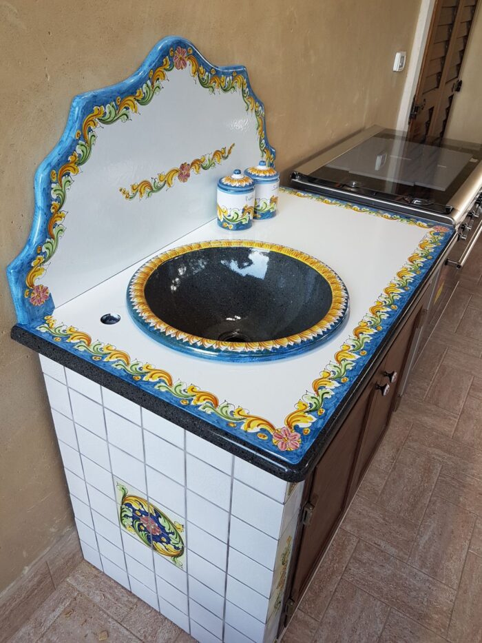 cucina-in-muratura-in-ceramica-di-caltagirone-decoro-ornato